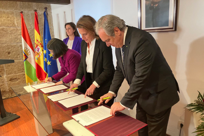 firma, convenio, farmeceuticos, medio, rural, darias, ribera, gobierno