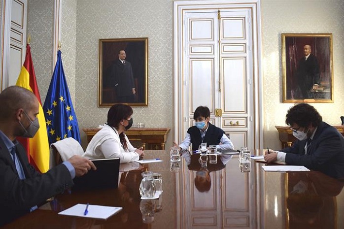 La ministra de Política Territorial, Isabel Rodríguez, en la reunión con representantes sindicales