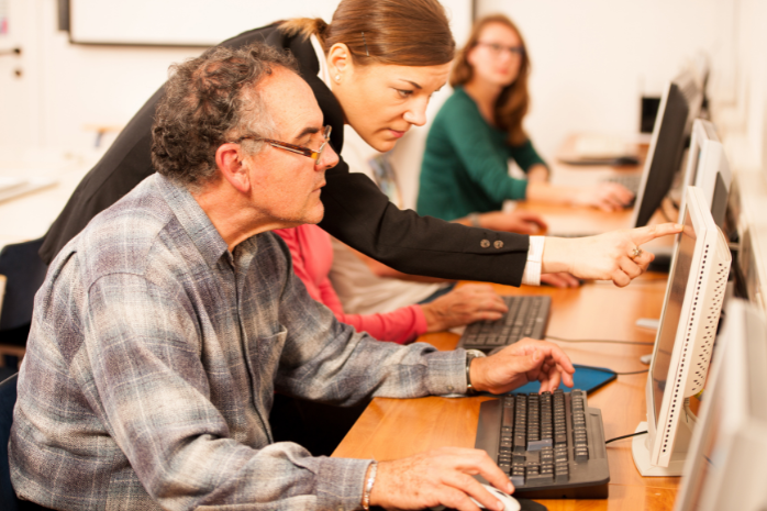 varías personas en un aula de capacitación digital