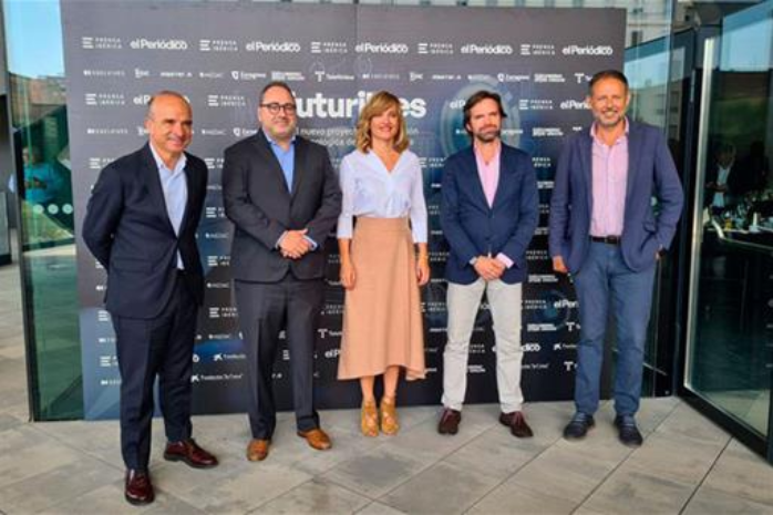 Foto de familia con la ministra de Educación y Formación Profesional, Pilar Alegría,en la inauguración de la jornada Futuribles