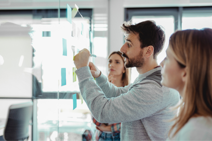 jóvenes en una empresa