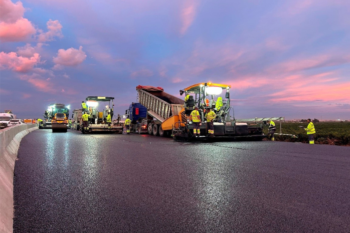 trabajos de instalación de firme en una carretera