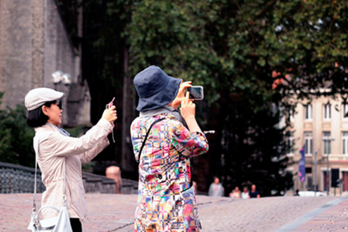 Dos turistas tomando una foto