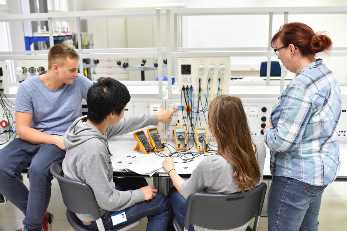 alumnos de formación profesional en un aula de electrónica