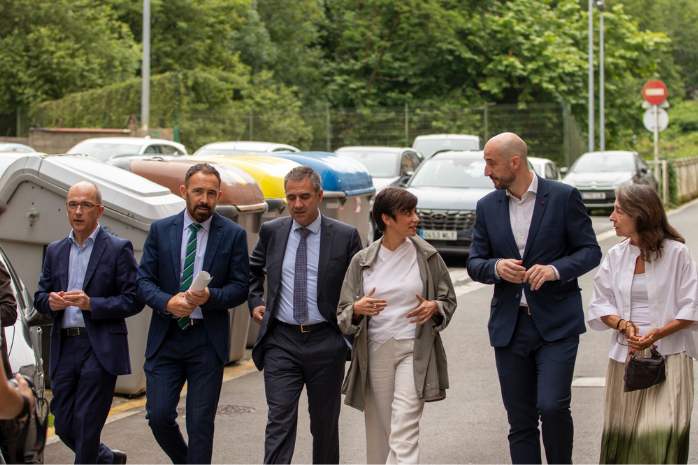 La ministra de Vivienda y Agenda Urbana, Isabel Rodríguez en el barrio de Txonta, en Eibar (Gipuzkoa)