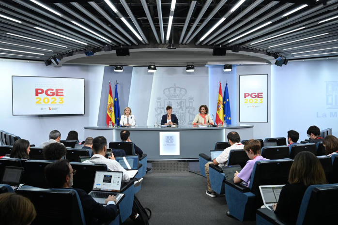 La ministra de Política Territorial y portavoz del Gobierno, Isabel Rodríguez, junto a la vicepresidenta primera y ministra de Asuntos Económicos y Transformación Digital, Nadia Calviño, y la ministra de Hacienda y Función Pública, María Jesús Montero