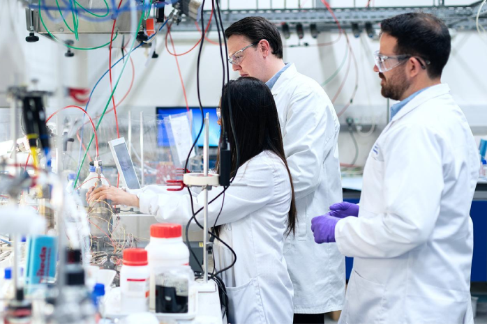 científicos trabajando en un laboratorio