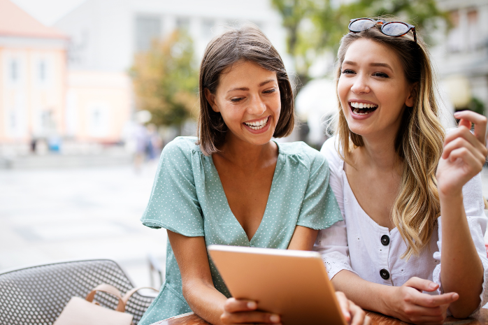 turistas en una plaza consultando una tablet