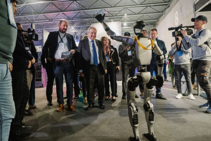 El ministro Jordi Hereu en su visita a la Feria Audiovisual de Barcelona, el ISE 2025