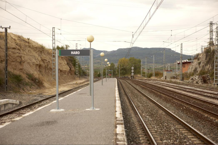 vías de tren y u apeadero