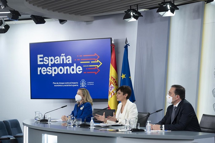 La ministra de Política Territorial y portavoz del Gobierno, Isabel Rodríguez, la vicepresidenta primera y ministra de Asuntos Económicos y Transformación Digital, Nadia Calviño, la vicepresidenta segunda y ministra de Trabajo y Economía Social, Yolanda Díaz, y el ministro de Asuntos Exteriores, Unión Europea y Cooperación, José Manuel Albares, durante la rueda de prensa posterior al Consejo de Ministros