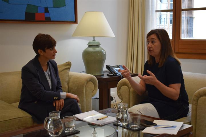 La ministra de Política Territorial y portavoz del Gobierno, Isabel Rodríguez, sentada con la presidenta del Govern de Illes Balears, Francina Armengol, durante su encuentro en Palma de Mallorca