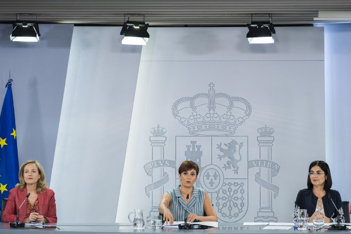 La vicepresidenta primera y ministra de Asuntos Económicos y Transformación Digital, Nadia Calviño, la ministra de Política Territorial y portavoz del Gobierno, Isabel Rodríguez, y la ministra de Sanidad, Carolina Darias, en la rueda de prensa posterior al Consejo de Ministros