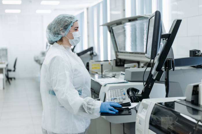 una doctora utilizando un equipo médico tecnológico