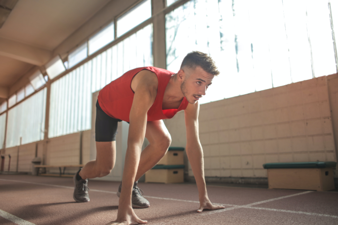 un atleta en posición de salida para una carrera