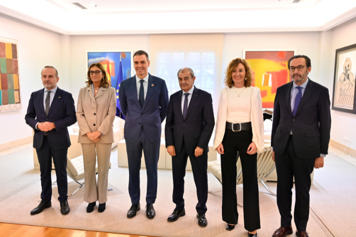 El presidente del Gobierno, Pedro Sánchez con representantes de la Confederación Empresarial Española de la Economía Social (CEPES),