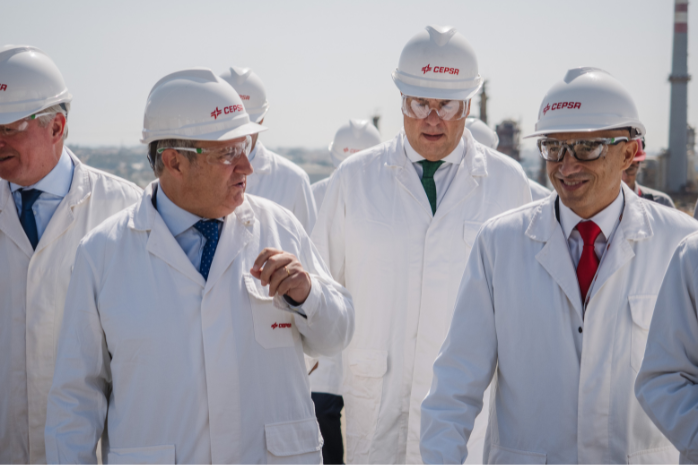 El ministro de Industria y Turismo, Jordi Hereu en el Parque Energético de San Roque (Cádiz) de Cepsa