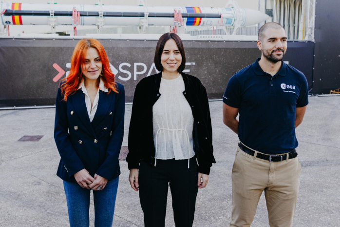 La ministra de Ciencia e Innovación en funciones, Diana Morant junto a los astronautas españoles en la Agencia Espacial Europea (ESA), Pablo Álvarez y Sara García 