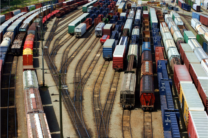 vías de tren con vagones de mercancías