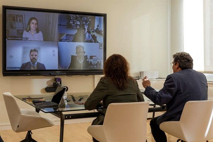 El ministro de Inclusión, Seguridad Social y Migraciones, José Luis Escrivá, durante la reunión telemática con el Premio Nobel de Economía Abhijit Binayak Banerjee