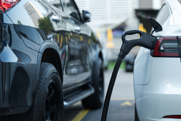 un coche eléctrico recargando