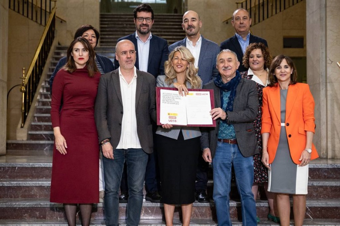 La vicepresidenta segunda del Gobierno y ministra de Trabajo y Economía Social, Yolanda Díaz, en la firma del acuerdo con los secretarios generales de CCOO y UGT.