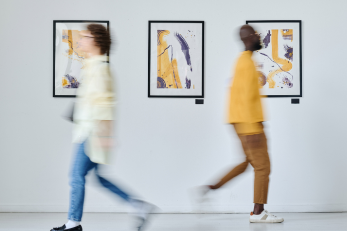 dos personas en un museo