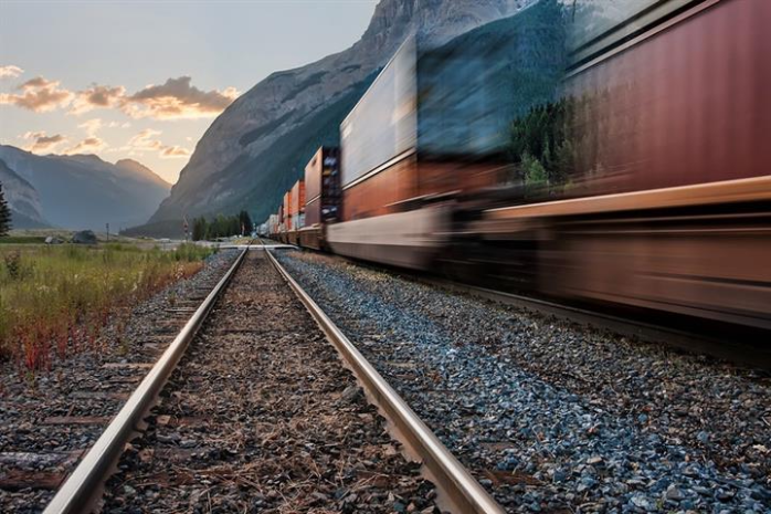 Vías del ferrocarril por las que pasa un tren en marcha