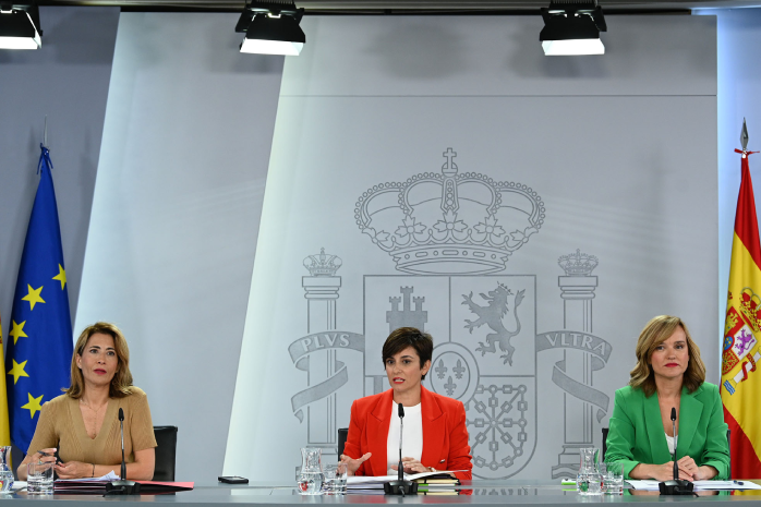 La ministra de Política Territorial y portavoz del Gobierno, Isabel Rodríguez, la ministra de Transportes, Movilidad y Agenda Urbana, Raquel Sánchez, y la ministra de Educación y FP, Pilar Alegría, en la rueda de prensa posterior al Consejo de Ministros.