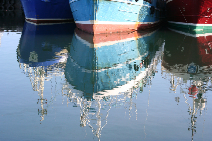 barcos de pesca en un puerto