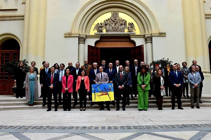 La ministra de Sanidad, Carolina Darias, en el centro, en una foto de familia al término de la reunión