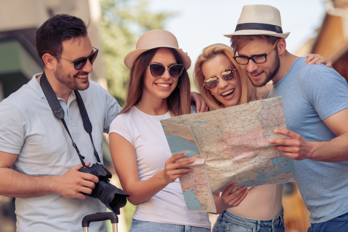 turistas consultando un mapa