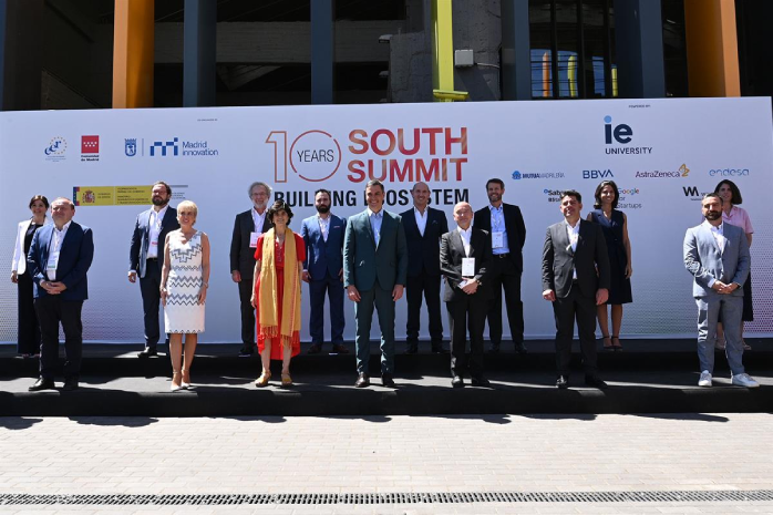 El presidente del Gobierno, Pedro Sánchez, junto a los assistentes a la clausura del acto