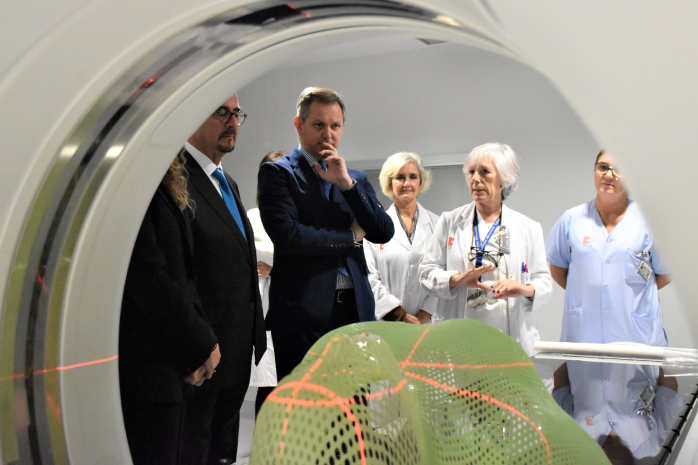 El ministro de Sanidad en funciones, José Miñones, durante su visita al hospital Marques de Valdecilla de Santander