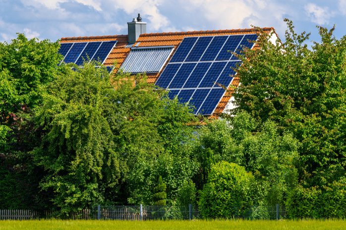 una casa con paneles solares