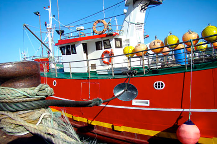 Barco pesquero atracado en puerto