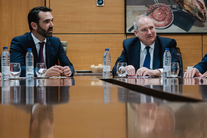 El ministro Jordi Hereu durante la visita a la empresa cárnica Incarlopsa en Tarancón (Cuenca)