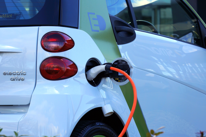 un coche eléctrico cargando sus baterías