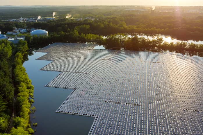 una instalación solar flotante