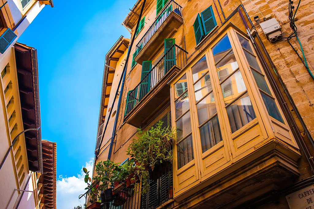 La fachada de un edificio