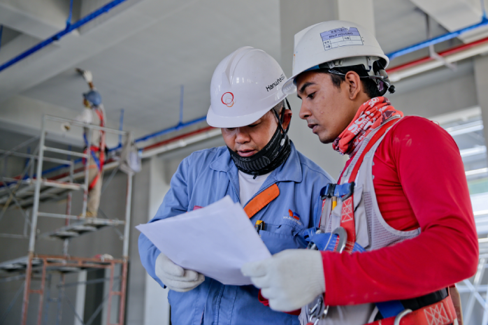 dos trabajadores industriales