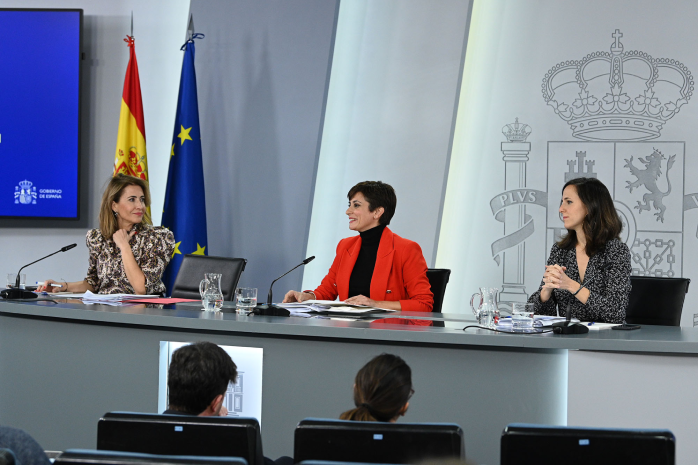  13/12/2022. Rueda de prensa tras el Consejo de Ministros: Isabel Rodríguez, Raquel Sánchez e Ione Belarra. La ministra de Política Territori... Descargar  La ministra y portavoz, Isabel Rodríguez, y las ministras Raquel Sánchez, e Ione Belarra, en la rueda de prensa tras la reunión del Consejo de Ministros