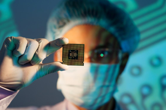 un investigador sosteniendo un chip