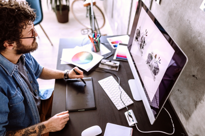 un diseñador trabajando en un ordenador