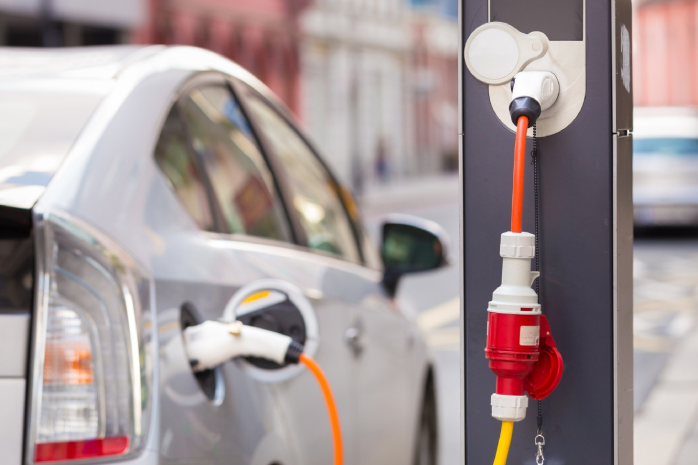 un coche eléctrico en una estación de recarga