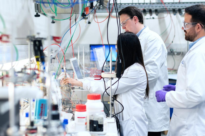 investigadores en un laboratorio