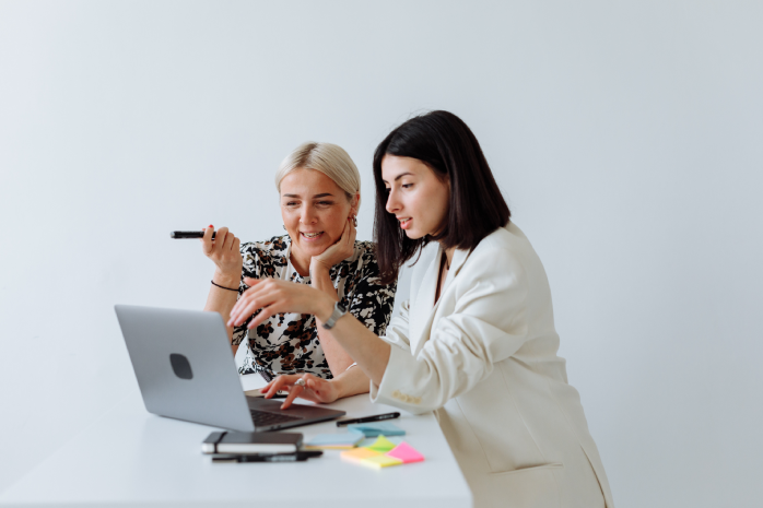 Dos mujeres consultando información en un ordenador