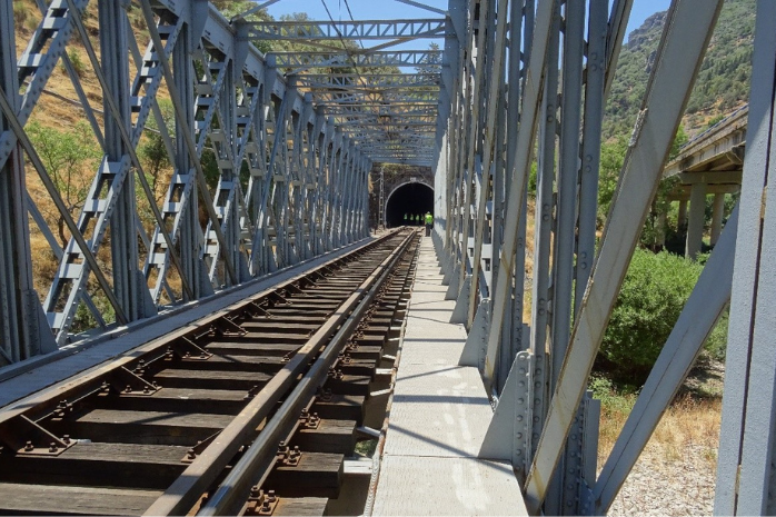 un puente ferroviario