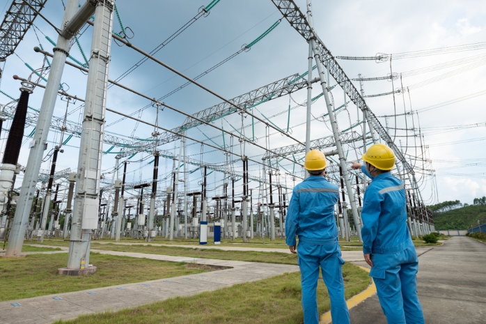 dos operarios frente a una instalación eléctrica