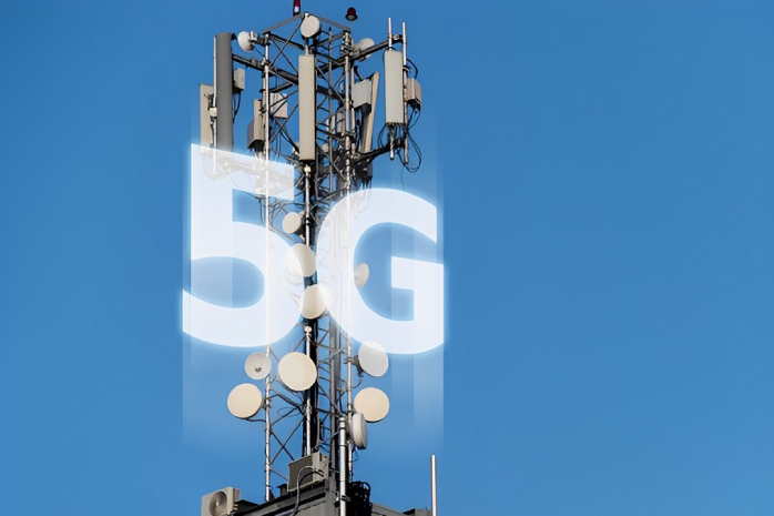 Una antena de telefonía con el logo 5G sobreimpreso sobre ella